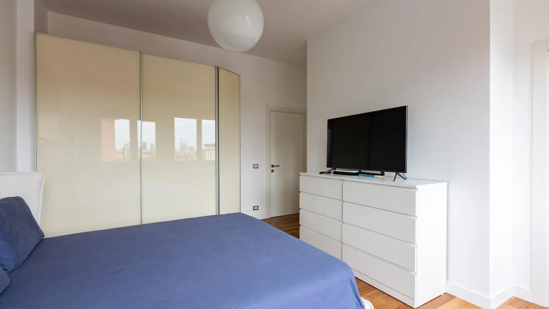 De Amicis Apartment Milan